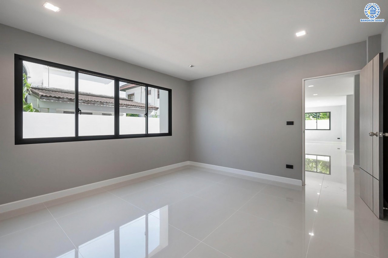 บ้านเดี่ยวฟิลคฤหาสน์มือสองตกแต่งใหม่ แบรนด์ LH ดีไซน์สุดหรูหรา โครงการ ลดาวัลย์ ปิ่นเกล้า เนื้อที่ 178.6 ตร.ว. บนพื้นที่ใช้สอยถึง 651.84 ตร.ม. ฟังก์ชันจัดเต็ม 5 ห้องนอน 7 ห้องน้ำ  1 ห้องแม่บ้าน จอดรถได้ถึง 3 คัน ทำเลศักยภาพติดถนนบรมราชชนนี เชื่อมต่อหลายเส้นทาง ใกล้มหาวิทยาลัยมหิดล และเซ็นทรัลศาลายา